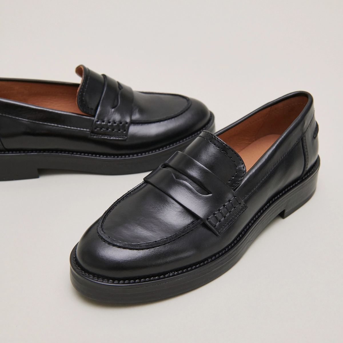 Round-toed loafers in black leather | MIRNA