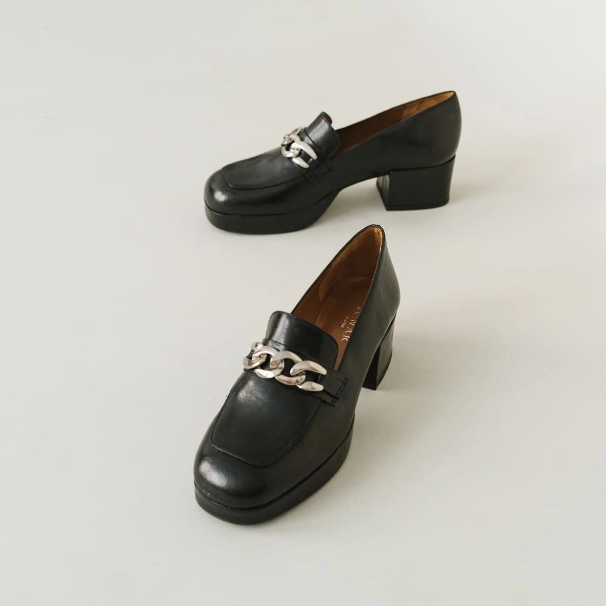 Moccasins with heels in black aged leather | VIANE