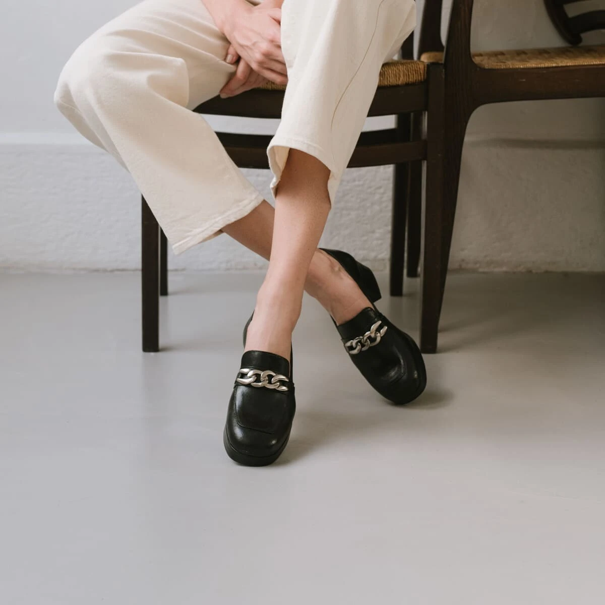 Moccasins with heels in black aged leather | VIANE