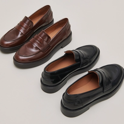 Round-toed loafers in brown patinated leather | mirna