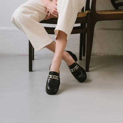 Moccasins with heels in black aged leather | viane