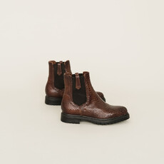 Low boots with notched soles and elastic cognac