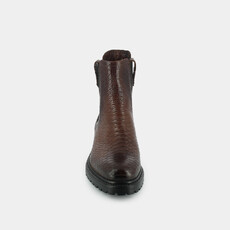 Low boots with notched soles and elastic cognac