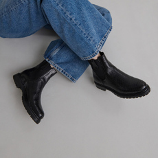 Low boots with notched soles and elastic black