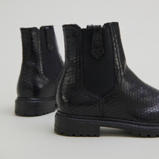 Low boots with notched soles and elastic black