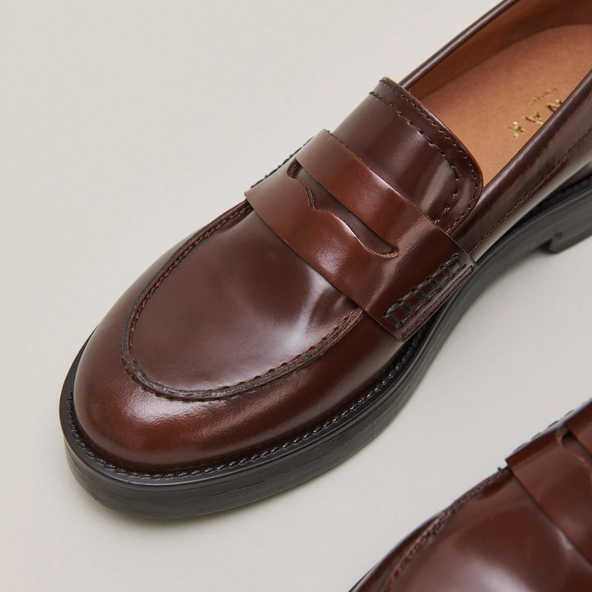 Round-toed loafers in brown patinated leather | MIRNA