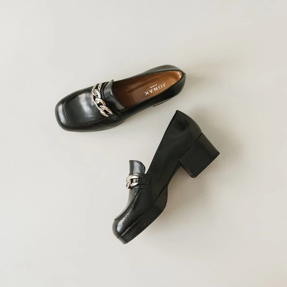 Moccasins with heels in black aged leather | VIANE