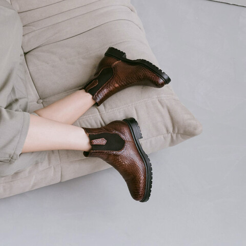 Low boots with notched soles and elastic cognac
