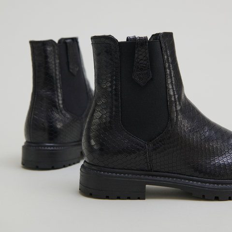 Low boots with notched soles and elastic black