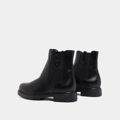 Low boots with notched soles and elastic black