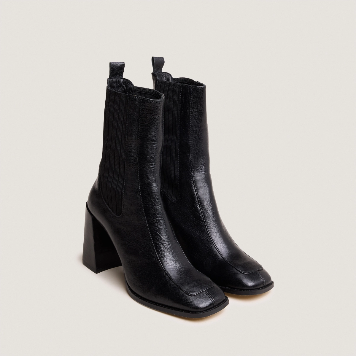 Heeled boots in black leather | VANTI