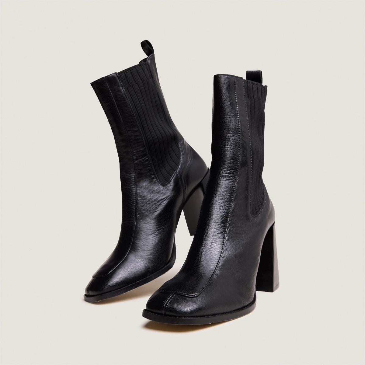 Heeled boots in black leather | VANTI