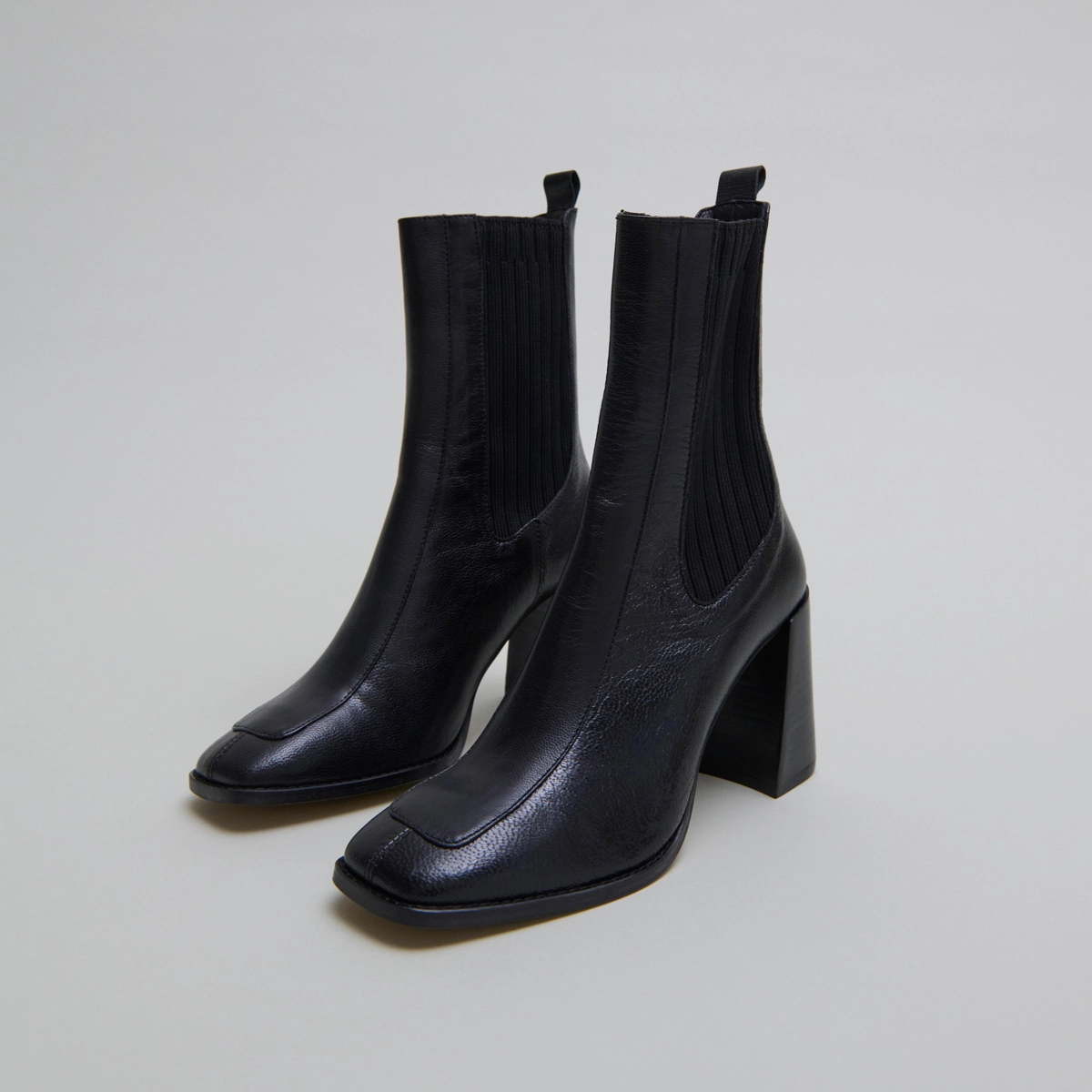 Heeled boots in black leather | VANTI