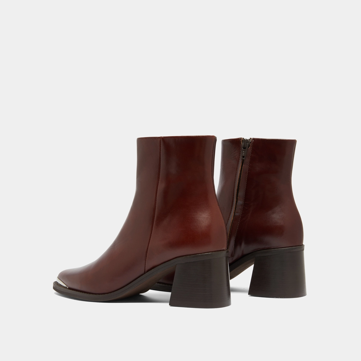 Heeled boots with golden toe cap in brown leather | DELO