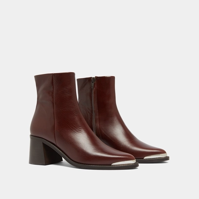 Heeled boots with golden toe cap in brown leather | delo