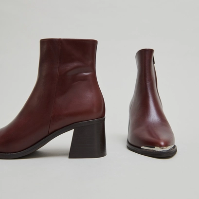 Heeled boots with golden toe cap in brown leather | delo