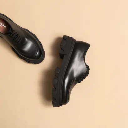 Richelieu with toothed platform in black leather | demer