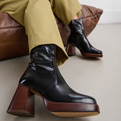 Platform boots with square toes in brown glossy leather | Jonak
