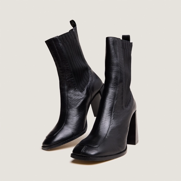 Heeled boots in black leather | VANTI