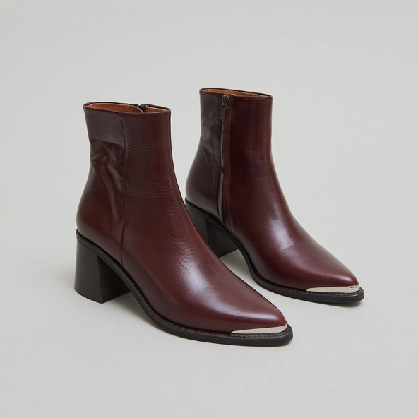 Heeled boots with golden toe cap in brown leather | DELO