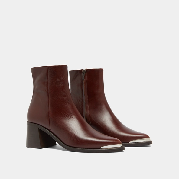 Heeled boots with golden toe cap in brown leather | DELO