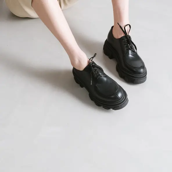 Richelieu with toothed platform in black leather | DEMER