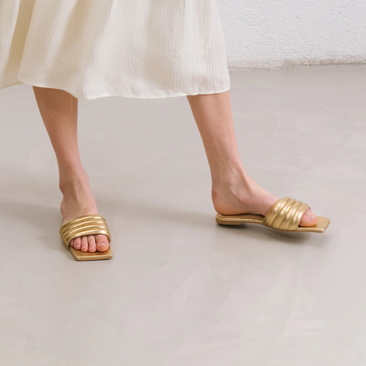 Square-toe mules in gold cracked leather | DEGATI