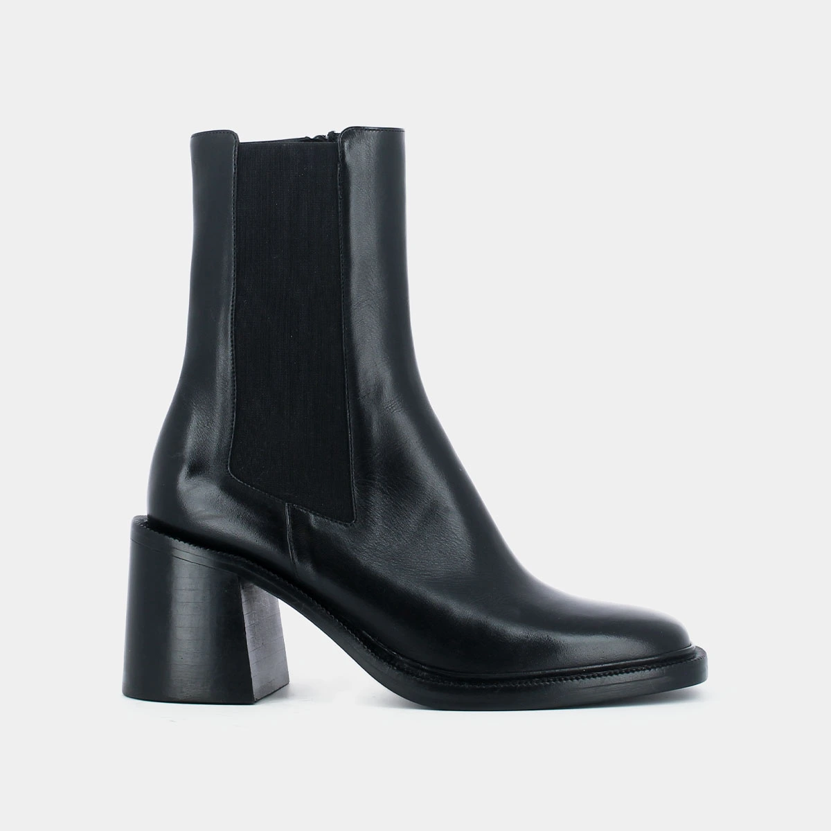 High boots with thin buckle in black leather | DANUBE