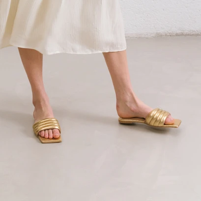 Square-toe mules in gold cracked leather | degati