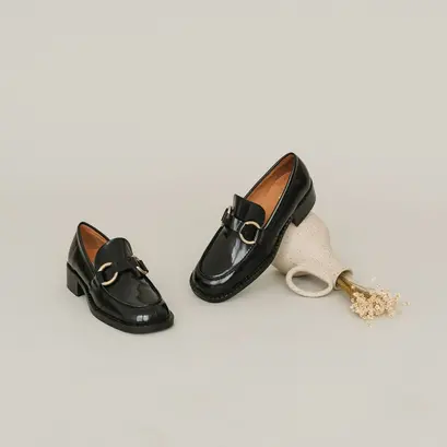 Loafers with buckles in black leather | belinda