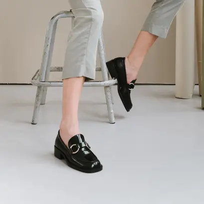 Loafers with buckles in black leather | belinda