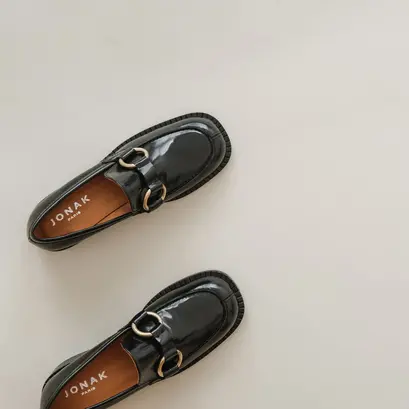 Loafers with buckles in black leather | belinda