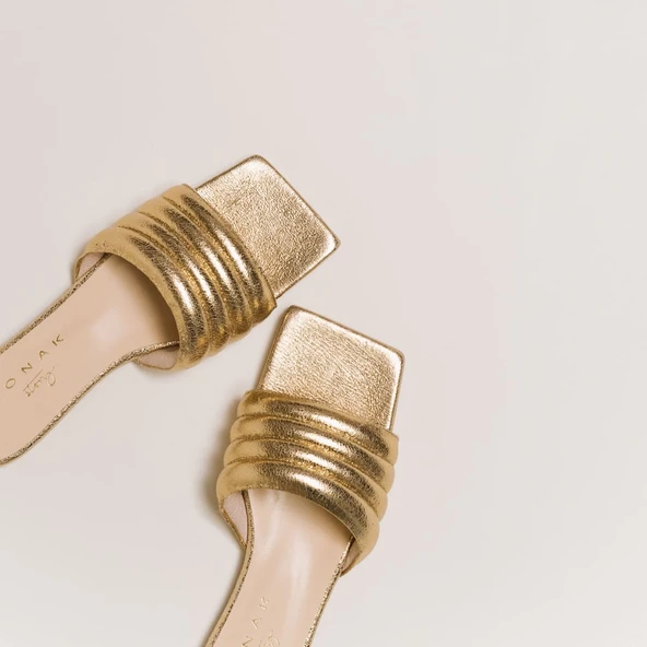 Square-toe mules in gold cracked leather | DEGATI