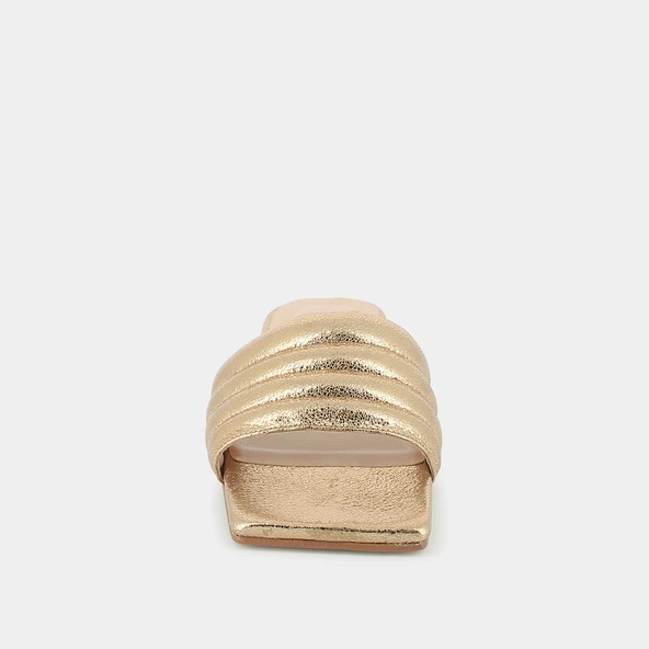Square-toe mules in gold cracked leather | DEGATI