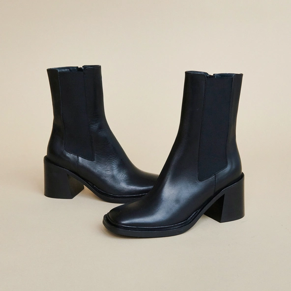 High boots with thin buckle in black leather | DANUBE