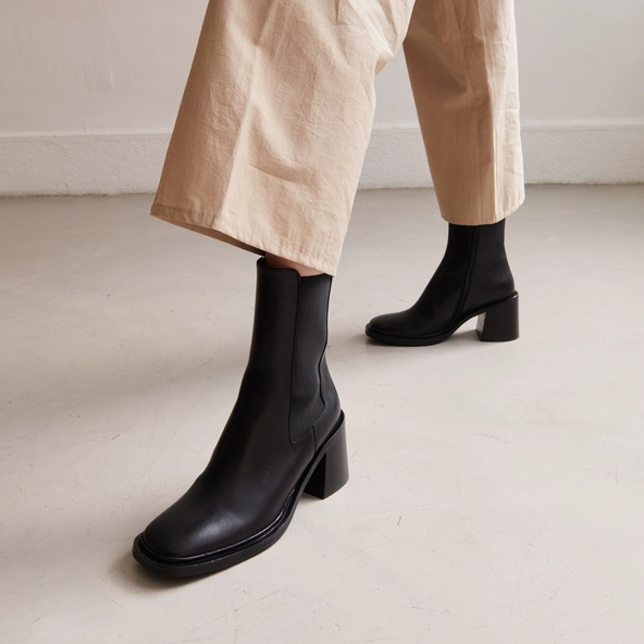 High boots with thin buckle in black leather | DANUBE