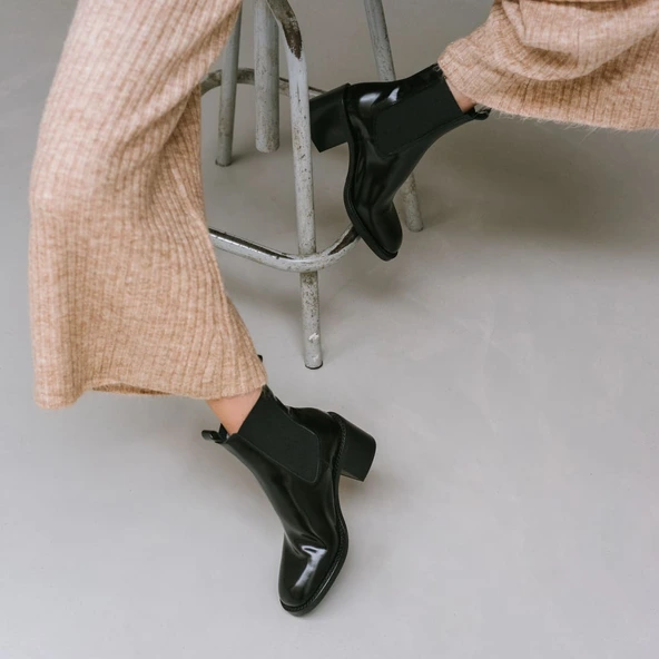 Heeled boots in black leather | BERTILLE