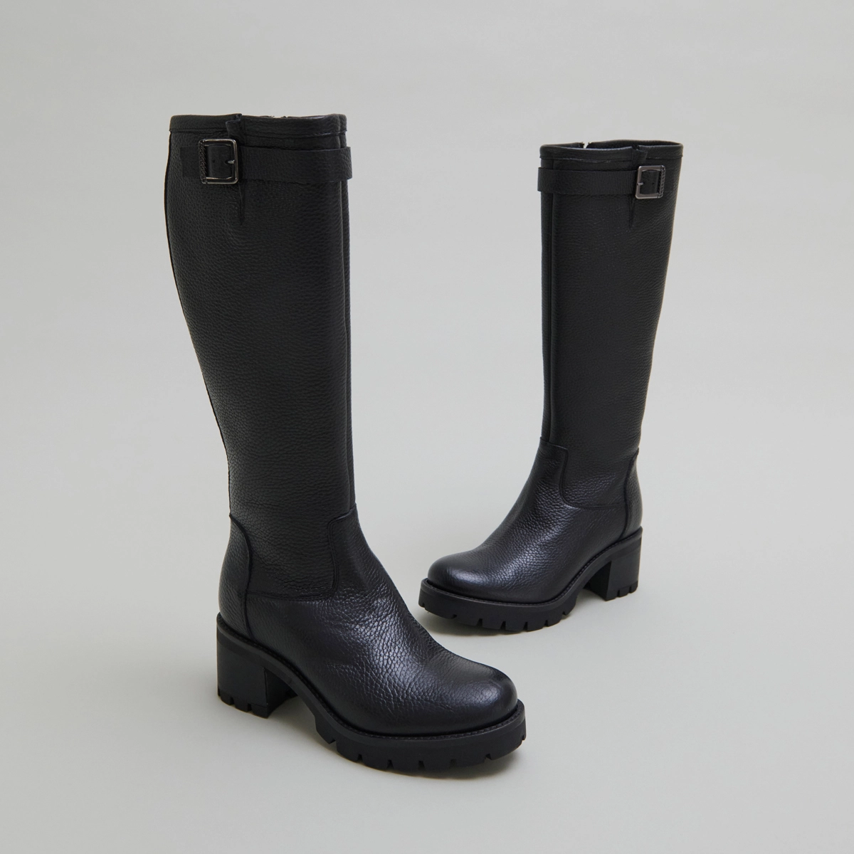 Boots with notched sole and buckle in black grained leather | MIDAS