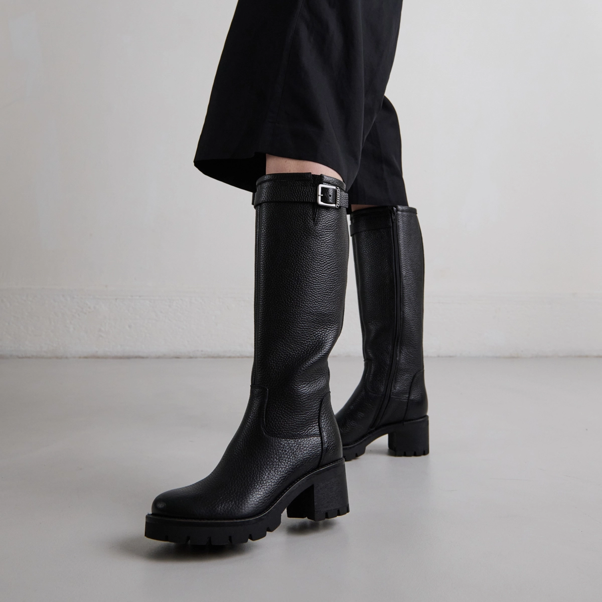 Boots with notched sole and buckle in black grained leather | MIDAS