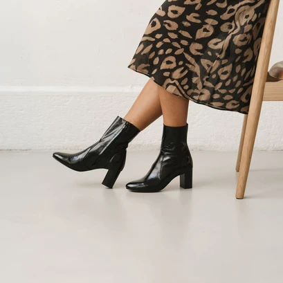 Heeled boots in black leather | didlaneo