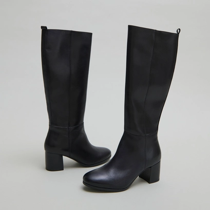 Heeled boots in black leather | armina