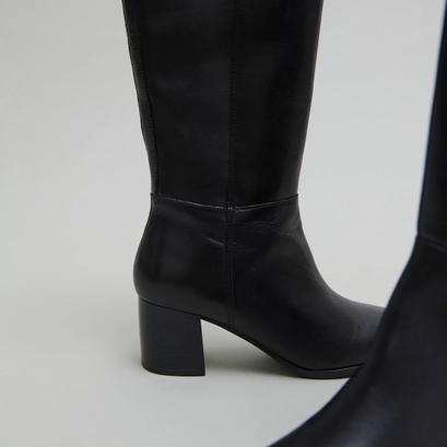 Heeled boots in black leather | armina