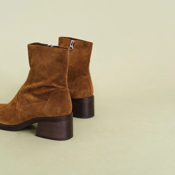 Heeled boots in cognac suede | BORABORA