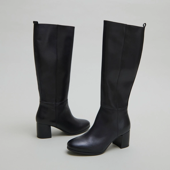 Heeled boots in black leather | ARMINA