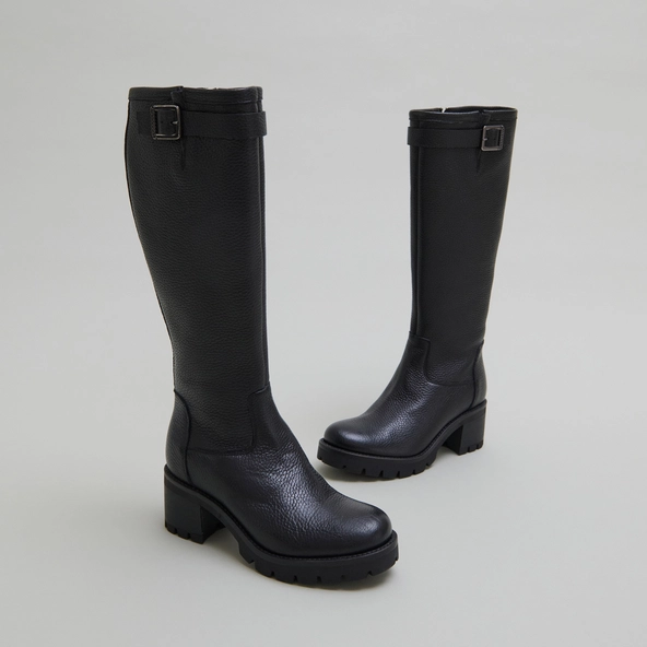 Boots with notched sole and buckle in black grained leather | MIDAS