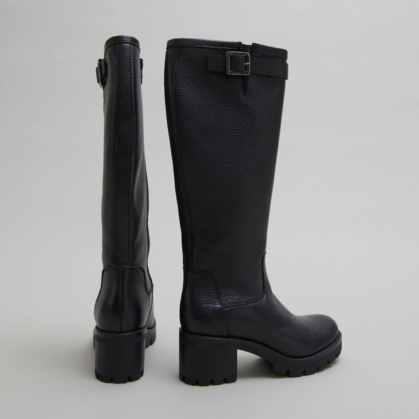 Boots with notched sole and buckle in black grained leather | MIDAS