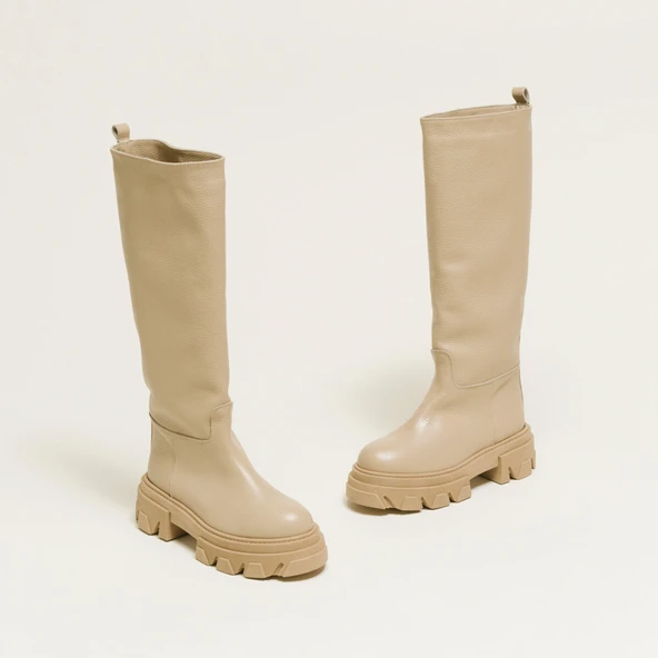 Boots with notched soles in beige grained leather | ROCKET