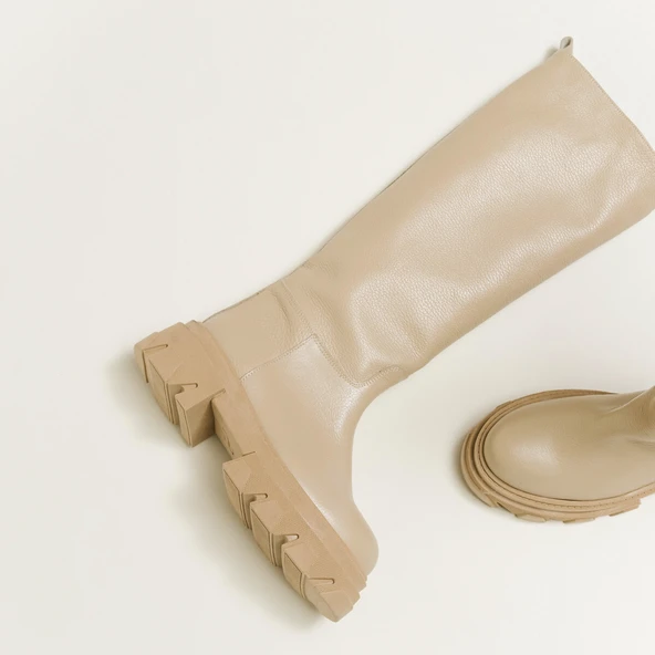 Boots with notched soles in beige grained leather | ROCKET