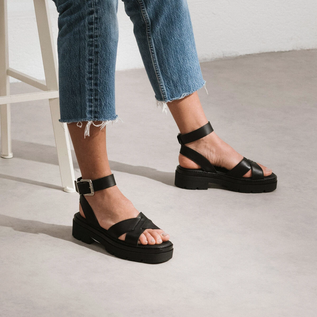 Women Platform sandals with straps in black leather Prince | Jonak