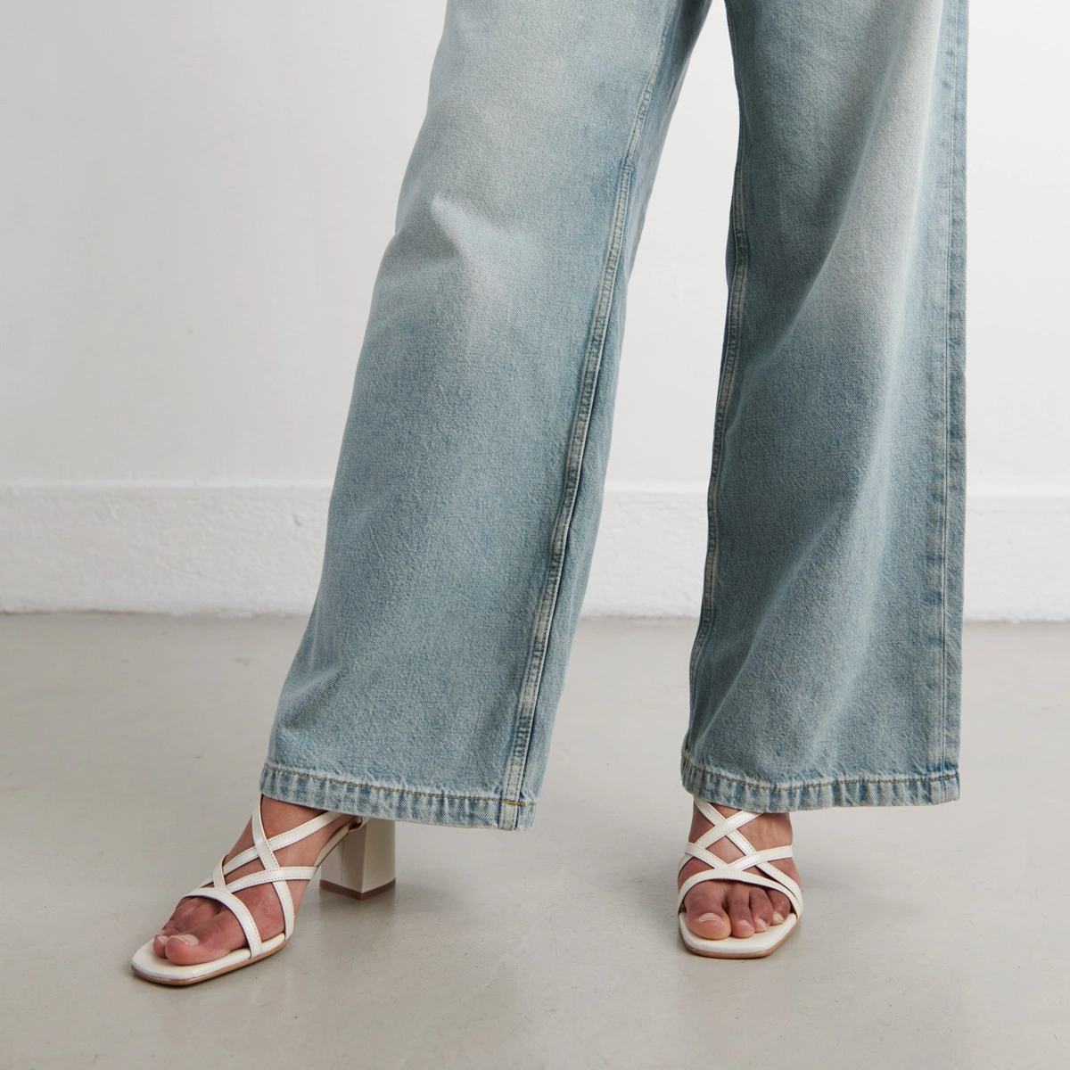 Square toe flanged heeled sandals in ecru leather | VERLAINE